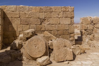 Ein Avdat - Unesco Dünya Mirası site, Ein Avdat Milli Parkı, Negev Çölü, İsrail harap tapınak dekore edilmiş ayrıntılarını parçaları. Erken Roma dönemi ve Ellinistic dönemi Egy rotadan ticaret Nabatean tütsü yolu boyunca bir istasyonu olarak
