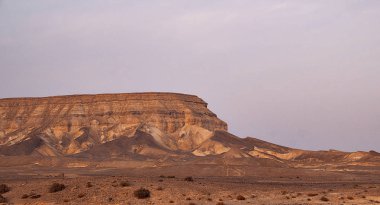 Dead Sea yakınındaki Judean Desert dağlar manzara. Israel.Vertical Forma