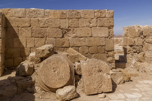 Ein Avdat - Unesco Dünya Mirası site, Ein Avdat Milli Parkı, Negev Çölü, İsrail harap tapınak dekore edilmiş ayrıntılarını parçaları. Erken Roma dönemi ve Ellinistic dönemi Egy rotadan ticaret Nabatean tütsü yolu boyunca bir istasyonu olarak