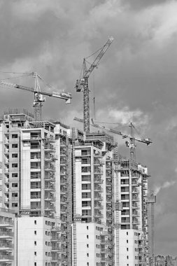 Yüksek katlı konut inşaatı işi. Etkin çalışma vinçler ile Konut Kompleksi inşaatı 