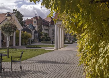 Piestany, Slovakya - Ekim 05,2017: tarihi Piestany spa Adası üzerinde bina. Bu en büyük ve en iyi bilinen kaplıca kenti Slovakya ve yaklaşık 30.000 nüfusa sahiptir. Piestany, Slovakya