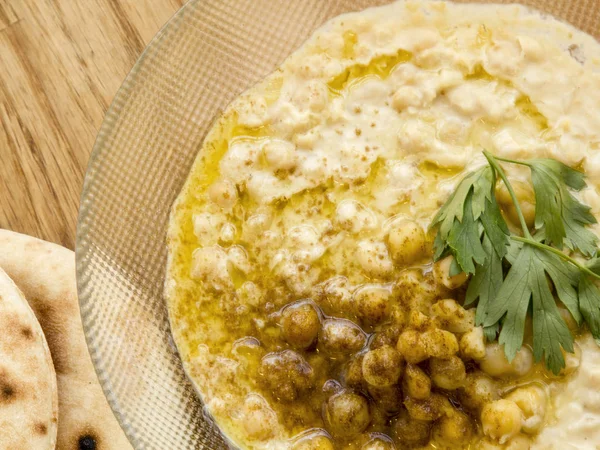 Hummus Tahini Pelapis Peterseli Dan Minyak Zaitun Dengan Pita Bread — Stok Foto