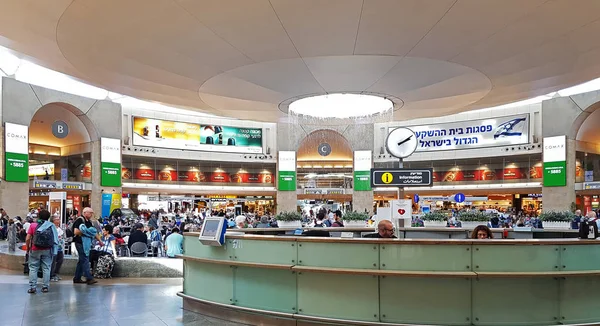 Tel Awiw Izrael Października 2017 Pasażerów Pobliżu Punkt Informacyjny Zegar — Zdjęcie stockowe