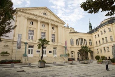 Baden Bei Wien, Avusturya 04 Eylül, 2018:City Belediye tiyatro, Tiyatro Meydanı şehrin Baden, Baden Bei Wien, Viyana güneyinde de denir. Tarih öncesi çağlarda yerleşmiş, bir Roma sulama yerdi. Viyana Yakın Doğu Austria.Baden Şimdi kasaba Spa,