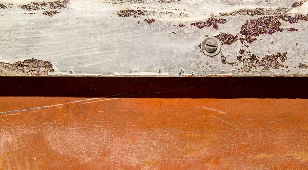 Beschädigte Lackierte Orange Und Weiße Alte Oberfläche Mit Screw Banner — Stockfoto