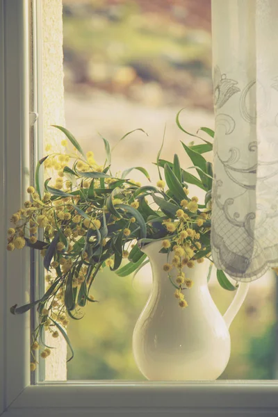 Винтажный Стиль Изображения Натюрморт Кувшин Первой Весны Желтые Цветы Windo — стоковое фото