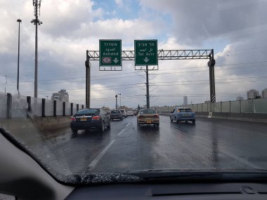 Bar Ilan, İsrail - Kasım 21, 2017:Road 4 - Geah Otoban, sabah trafik yağmurlu havalarda. Modern Bar Ilan Junctiion ve yön-e doğru Tel Aviv veya Ashdod.Geah karayolu biridir kuzeyden ana İsrail ekspres South.Bar Ilan, Israe için