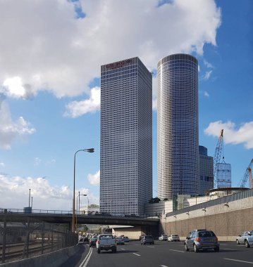 Tel Aviv, İsrail - 23 Kasım 2017: Yol 20 - Azriely Towers görünümüne - sembolünden yeni Tel Aviv Ayalon karayolu, sabah trafik. Ayalon ana Tel Aviv expressway olduğunu ve Tel Aviv moden gökyüzü hat. Tel Aviv, İsrail.