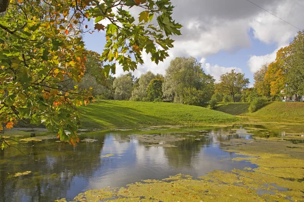 Hösten Visa Europeiska Park Och Damm Solig September Dag — Stockfoto