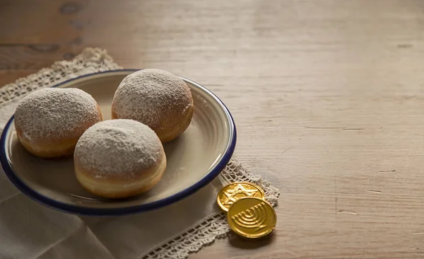 Натюрморт Еврейского Праздника Ханука Пончиками Шоколадными Монетами Белой Винтажной Serviette — стоковое фото