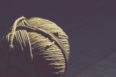 Vintage tarzı görüntü hala bir hayat rustik ip topa ahşap arka plan ile. Çapraz kompozisyon