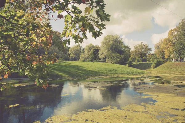 阳光明媚的日子里公园和池塘里的秋景复古风格的图像 — 图库照片