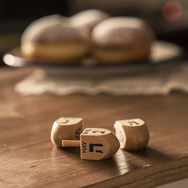 Hanukkah fest koncept-dreidels på rustika bordet med D — Stockfoto