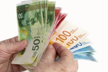 İsrail Yeni Şekeli 50 banknot bir sürü tutan yaşlı beyaz kadın el. Kopya spac beyaz zemin üzerine izole
