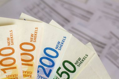 İsrail Yeni Şekeli banknotlar faturaları arka plan üzerinde elinde bir demet. Kavramsal görüntü için Finans ve bankacılık