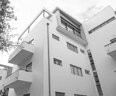 Tel Aviv, İsrail - 28 Aralık 2018: Yenilenmiş konut beyaz Bauhaus yapı, 1930th inşaatı Bauhaus/Uluslararası tarzda binalar çok sayıda Tel Aviv.Tel Aviv'de vardır. Siyah ve beyaz