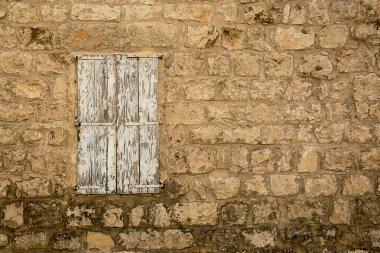 Grunge yıpranmış pencere panjur eski terk edilmiş taş evde kapalı