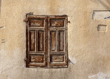 Grunge yıpranmış pencere panjur eski terk edilmiş taş evde kapalı