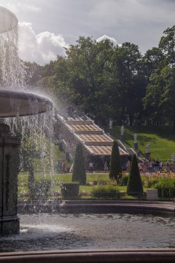Satranç tahtası Hil için Roma çeşmeleri üzerinden Peterhof.View çeşmeler