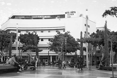 Tel Aviv,İsrail'deki Disengoff Meydanı'nı yeniden inşa etti. Siyah beyaz. Bauhaus Tarzı Beyaz Şehir