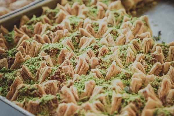 Eastern Dessert Baklava z pistacjowy na tacy — Zdjęcie stockowe