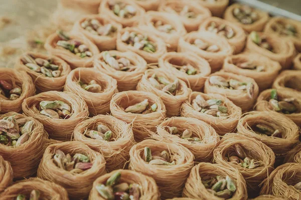 Sobremesa Oriental Baklava com pistache na bandeja — Fotografia de Stock