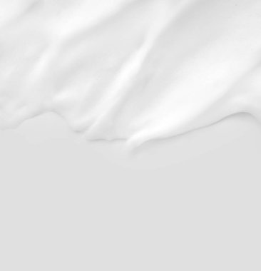 Sıvı yumuşak beyaz kozmetik krem kopya alanı ile gri arka plan üzerinde.