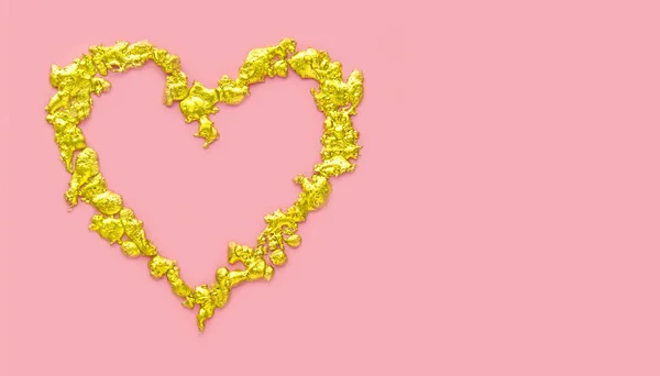 Kreatives Goldenes Herz Aus Nuggets Auf Pastellrosa Hintergrund Konzept Glücklicher — Stockfoto