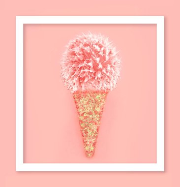 Yaratıcı Dondurma külahı konfeti ile çiçek soğan pastel pembe kağıt arka plan üzerinde beyaz bir çerçeve ile yapılmış. Modaya uygun en az pop sanat stil ve yaz gıda kavramı.