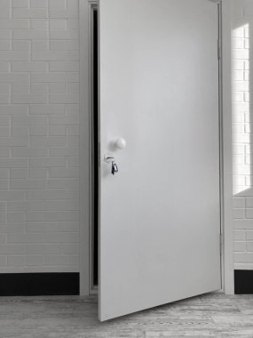 Boş bir odada giriş.