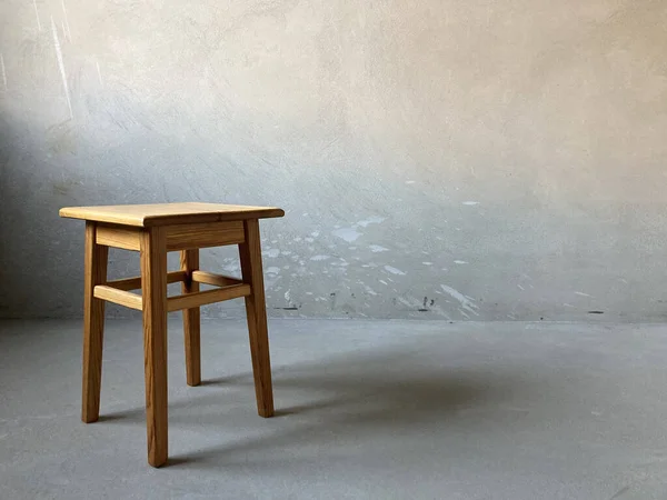 Drewniany stołek w pokoju — Zdjęcie stockowe