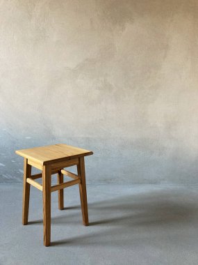 Odada tahta tabure var.