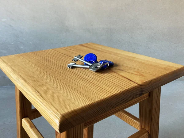 Keys on the tabouret — Stock Photo, Image