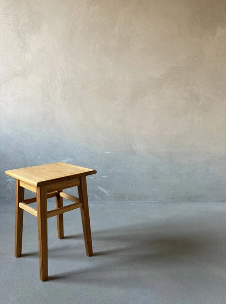 Drewniany stołek w pokoju — Zdjęcie stockowe