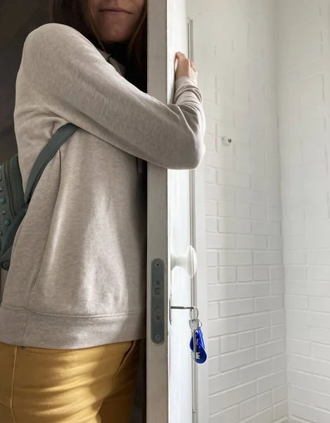 Женщина Стоит Дверях Связкой Ключей Замочной Скважине — стоковое фото