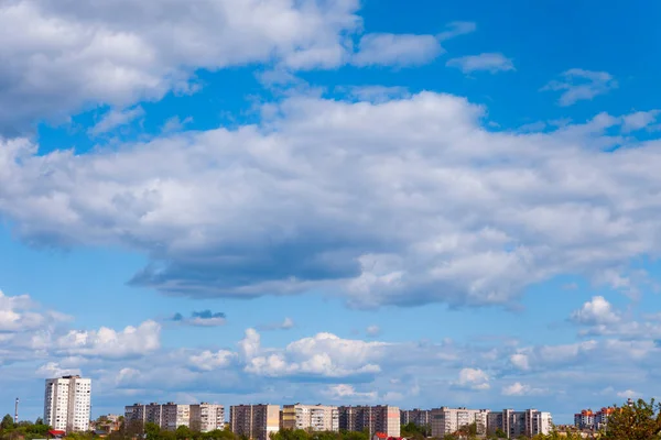Doğa geçmişi. Evlerin üzerinde bulutlu güzel mavi gökyüzü