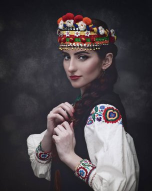 Etno güzellik, geleneksel Ukrayna elbise ve taç çekici genç kadın 