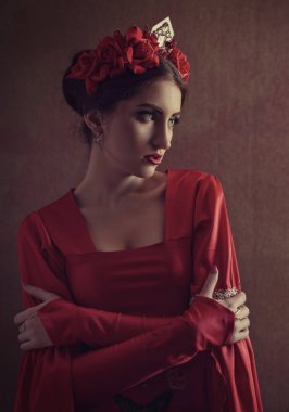 Onur ve gurur, kırmızı Ortaçağ elbise ve taç ile kadın portre.
