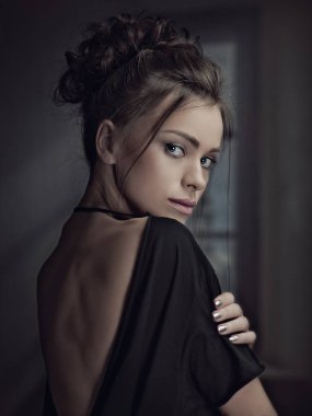 Sevimli yüz ve dağınık saç modeli olan kadın.