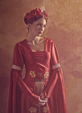 Onur ve gurur, kırmızı Ortaçağ elbise ve taç ile kadın portre.