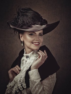 Sevimli bayan şapka, vintage elbise ve takı.