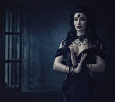 Siyah elbise ve oryantal bijou kadın ile tarz etno