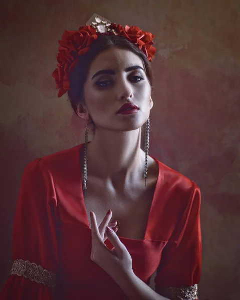 名誉と誇り 中世の赤いドレスと王冠がある女性の肖像画 — ストック写真