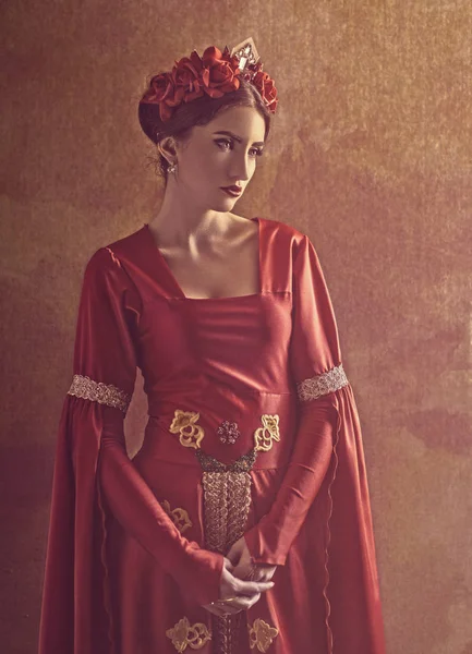Τιμή Και Υπερηφάνεια Προσωπογραφία Γυναίκας Κόκκινο Φόρεμα Μεσαιωνικό Και Στέμμα — Φωτογραφία Αρχείου