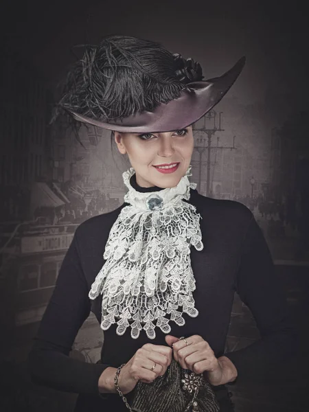 Sevimli bayan şapka, vintage elbise ve takı.