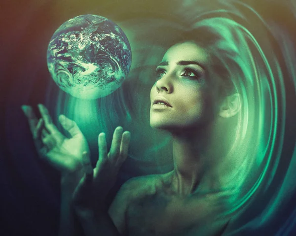 青い地球の手で幻想的な女性の肖像画の新しい宇宙誕生 — ストック写真