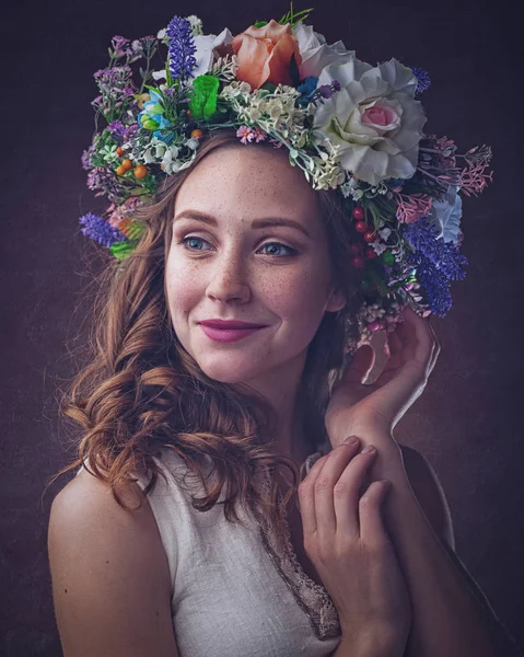 Ung Kvinna Traditionella Ukrainska Klänning Och Blomsterkrans — Stockfoto