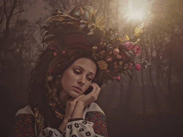 Portret Młodej Kobiety Tradycyjnych Ukraińskich Korony — Zdjęcie stockowe