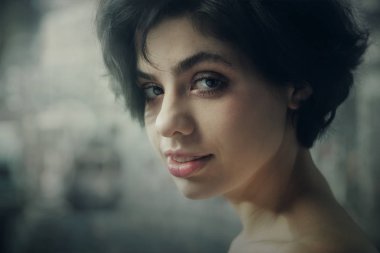 Sana bakıyorum. Açık havada kadın portresi