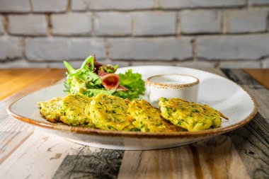 Vegan rissoles masanın üzerinde. Gıda ve beslenme arka plan.